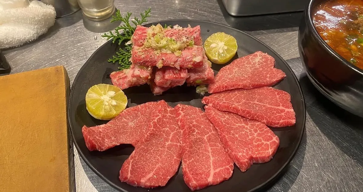 国産牛盛り合わせ 差し入り肉・ねぎ塩タン・すだち添え