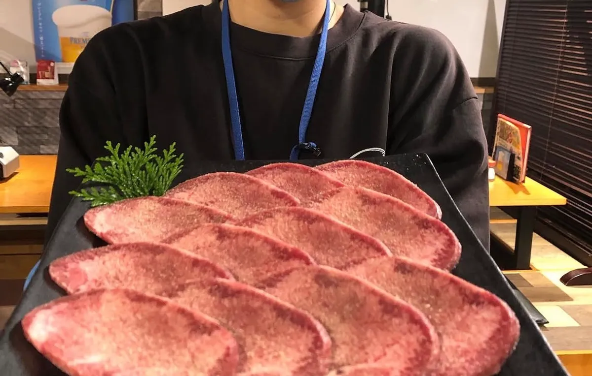 ねぎ塩タンのアップ 迫力の一皿