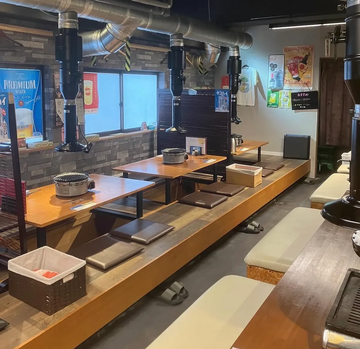 炭火ホルモン 煙のカウンター席全景 一人焼肉OK