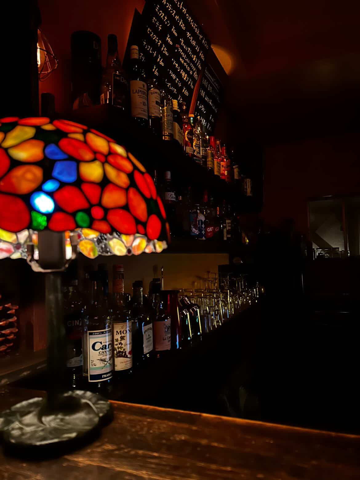 ステンドグラスランプと木のカウンター