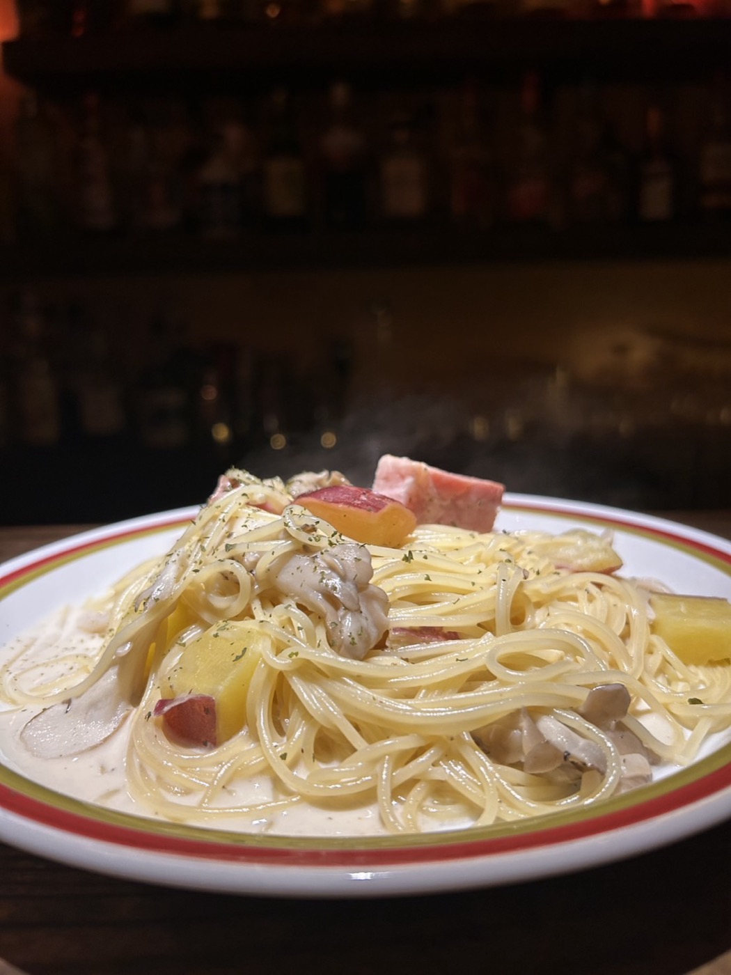 さつまいもと香り舞茸のベーコンクリームパスタ