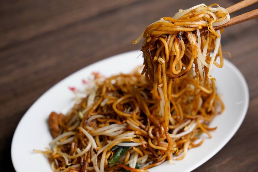 想夫恋宇美店 パリパリ日田焼きそばを箸で持ち上げる